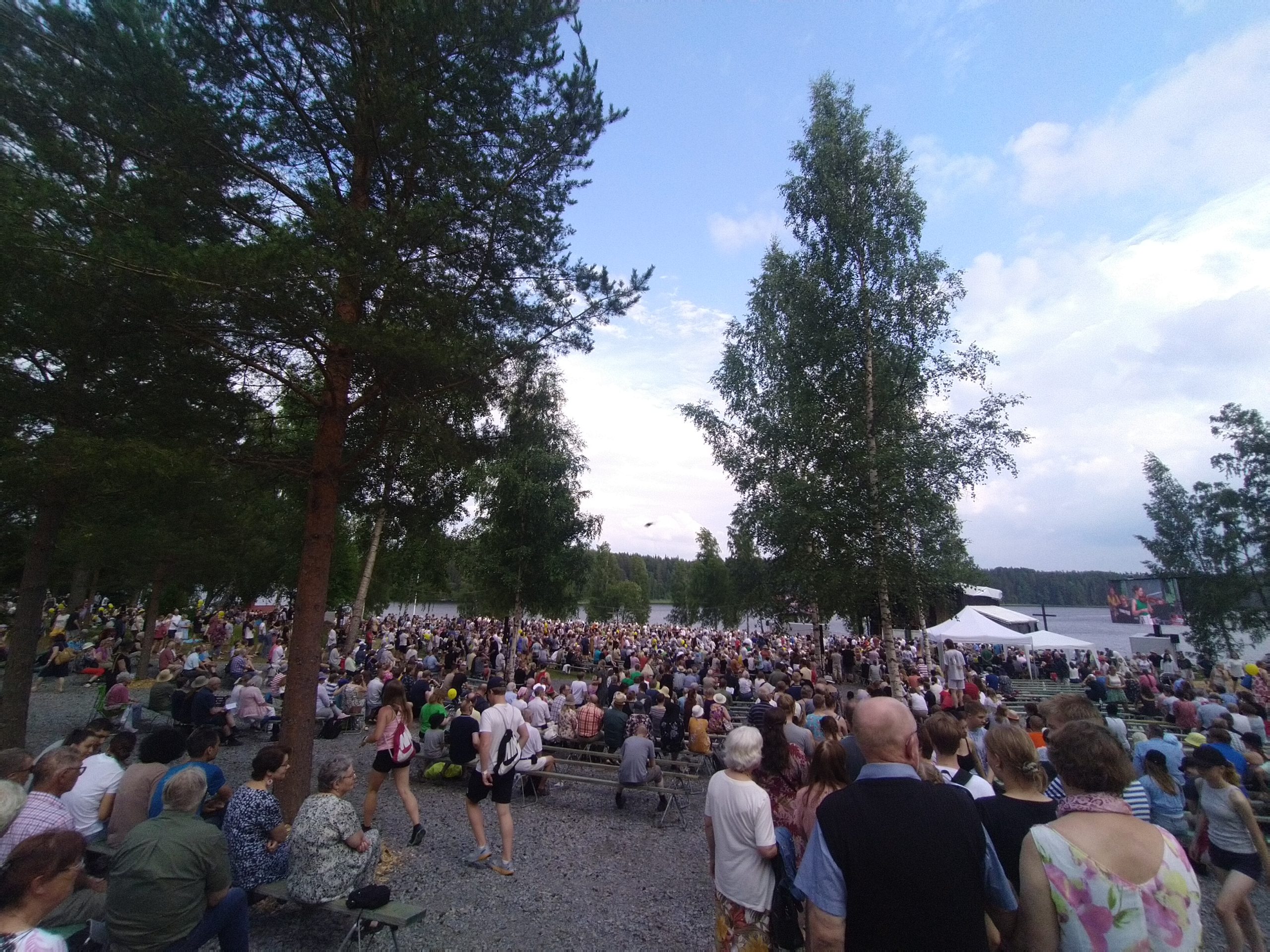 Featured image for “Kirkkokansa kokoontuu kesäjuhlille”